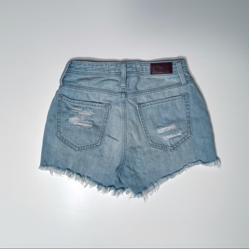 Hollister | High Rise Mom Shorts 3” Distressed - Picture 2 of 3